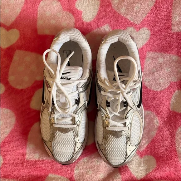 Nike women’s White and Silver Running Sneakers with Black Swoosh - Picture 4 of 6